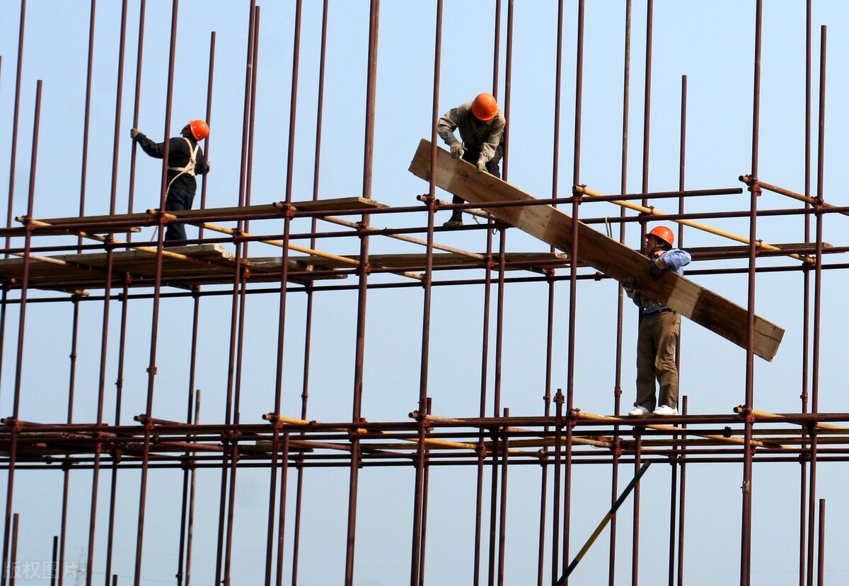 未经劳动部门认定为工伤，能以工伤直接要求赔偿吗?有无时间限制?