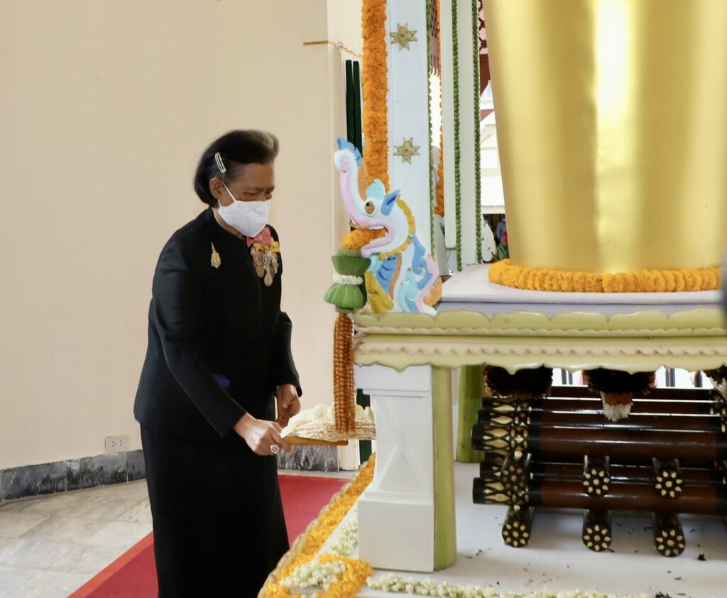 泰国国王皇后下跪,泰国王后跪在国王面前