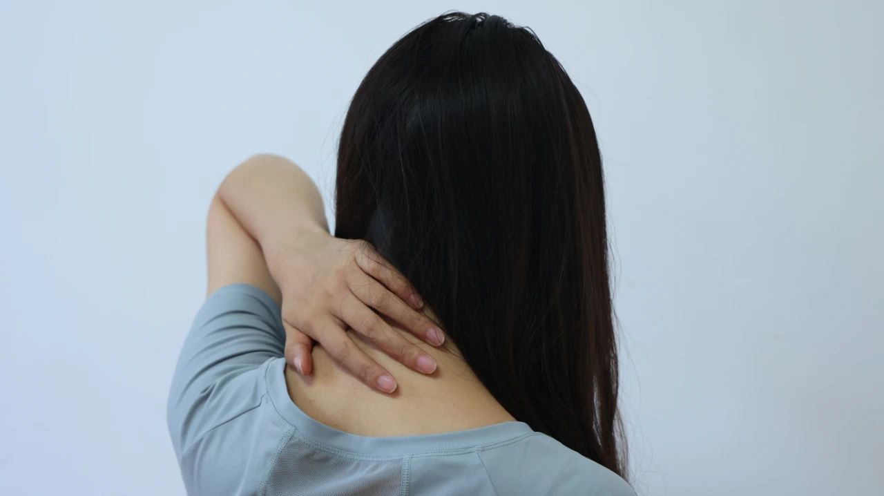 脖子颈椎不舒服去医院会怎么治,脖子一侧不舒服警惕四种病