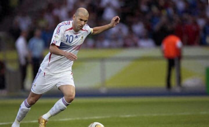 中场大师魔笛退役,魔笛和哈维谁的历史地位高