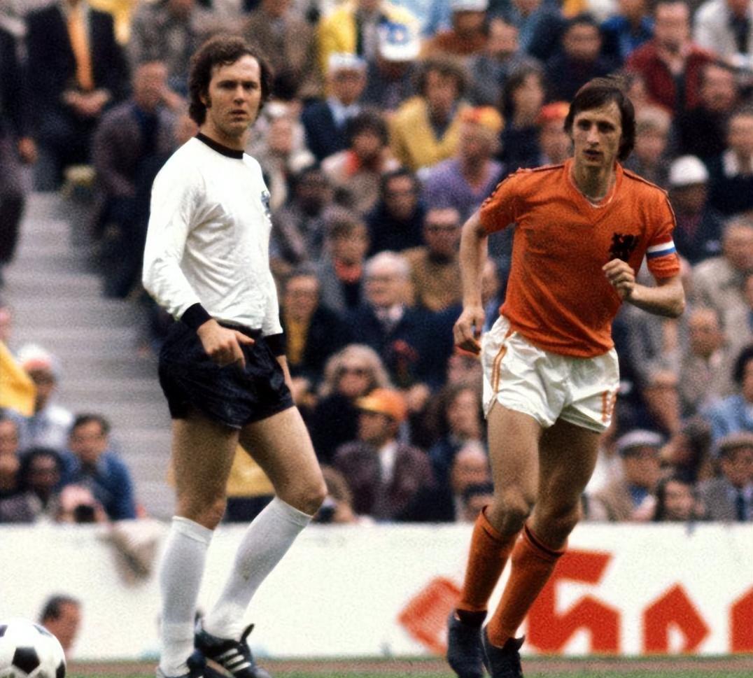 贝肯鲍尔的历史地位被严重高估,他的巅峰期并不是中后卫