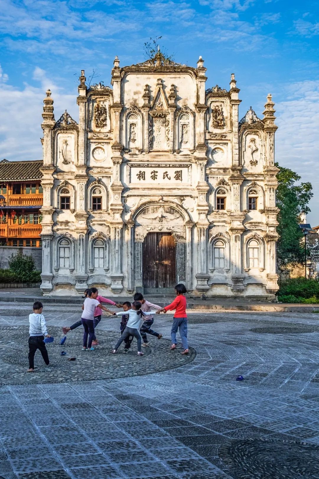 如何看懂中国第一山地省的多彩文化史诗？