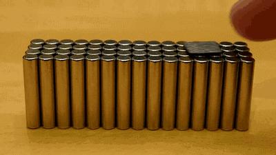 科学家用青蛙做实验，得到反重力蛙，那把人放进强磁场中会怎样？