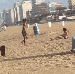 搞笑gif谁这么有才把车开上房顶了,搞笑gif段子这车开出去也太拉风了