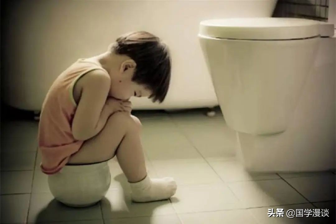 孩子6岁，仍然把“粑粑”拉在裤子里，妈妈的崩溃只换来情况恶化