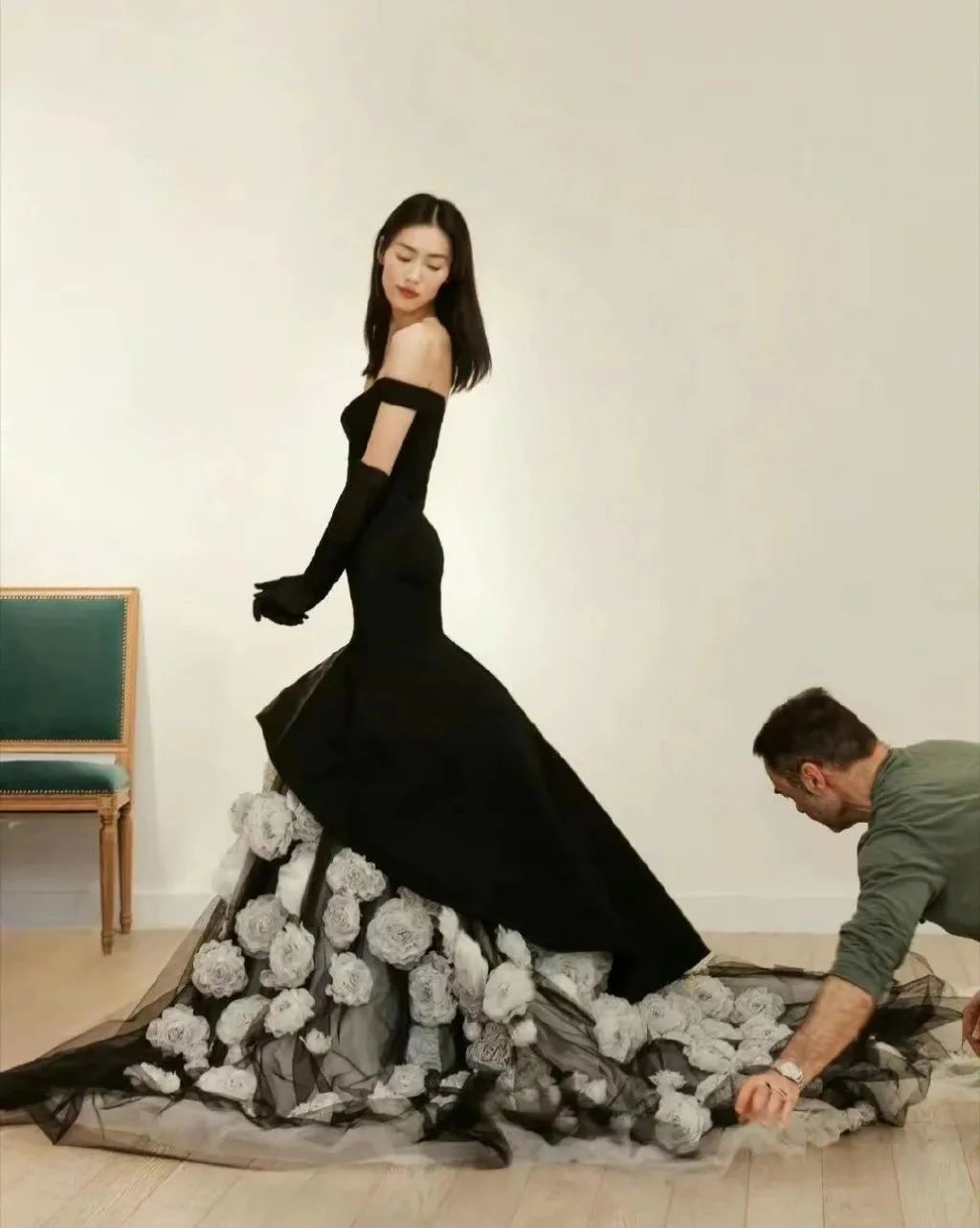 拖把头、海底生化人穿搭，美国这最受瞩目的一夜，如“群魔乱舞”