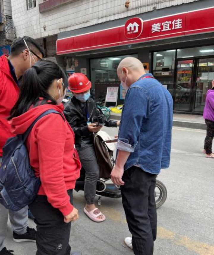 疫情期间，她推迟退休，他代购奶粉，他们上门找老人……