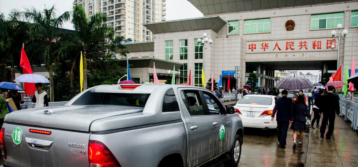 芒街“奇特”景象，很多人在街头摆钱卖？当地人：为方便中国游客