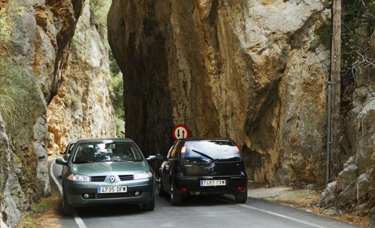 新手开车前面超车技巧,超车看前会车看后
