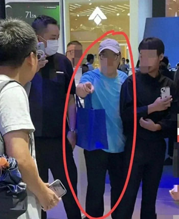 越闹越大！“蓝衣大佐”身份被曝，“*裤底**”被网友扒光，不是王某