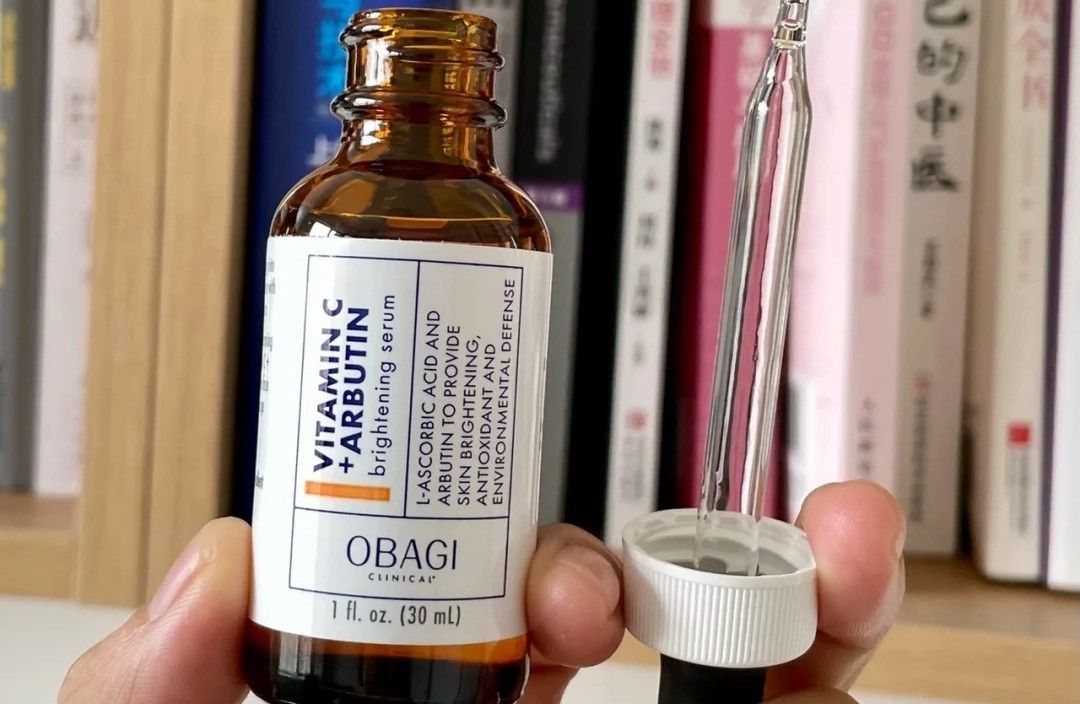 女生想变白变漂亮，公认好用的4款美白精华要知道，有效去黄提亮