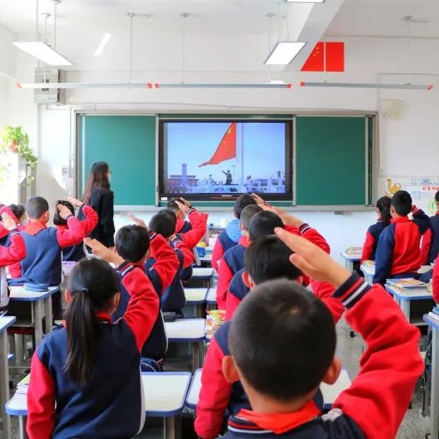 开学季校园展示打卡,开学啦冰墩墩小学生积极向上图片