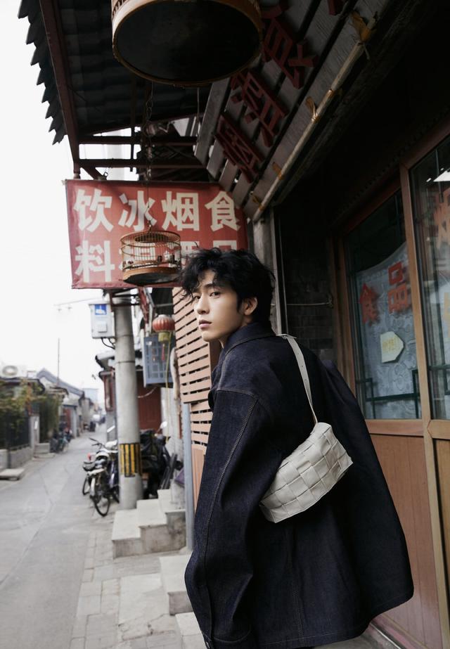 同是“男背女包”，井柏然、朱正廷、陈伟霆，你最喜欢谁的搭配？