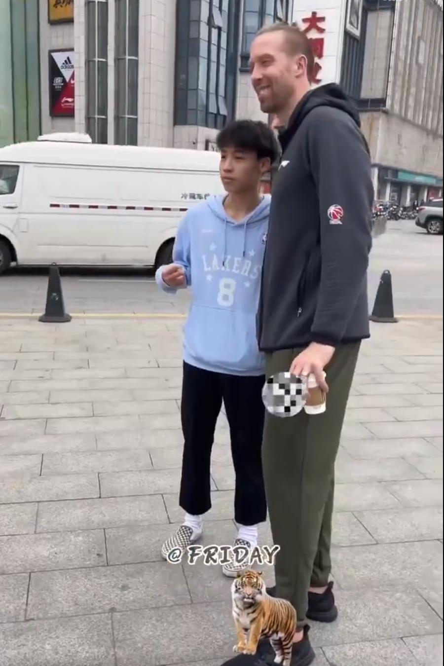 喜提新车!宏远外援汉密尔顿买辆电动车,2米13大汉骑小电驴上下班