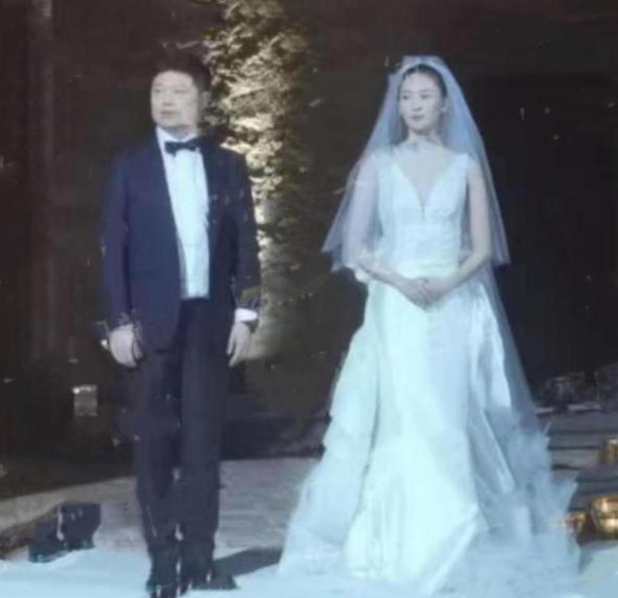 “资本大鳄”王冉：51岁娶小17岁童瑶，凭一己之力“捧红”娇妻