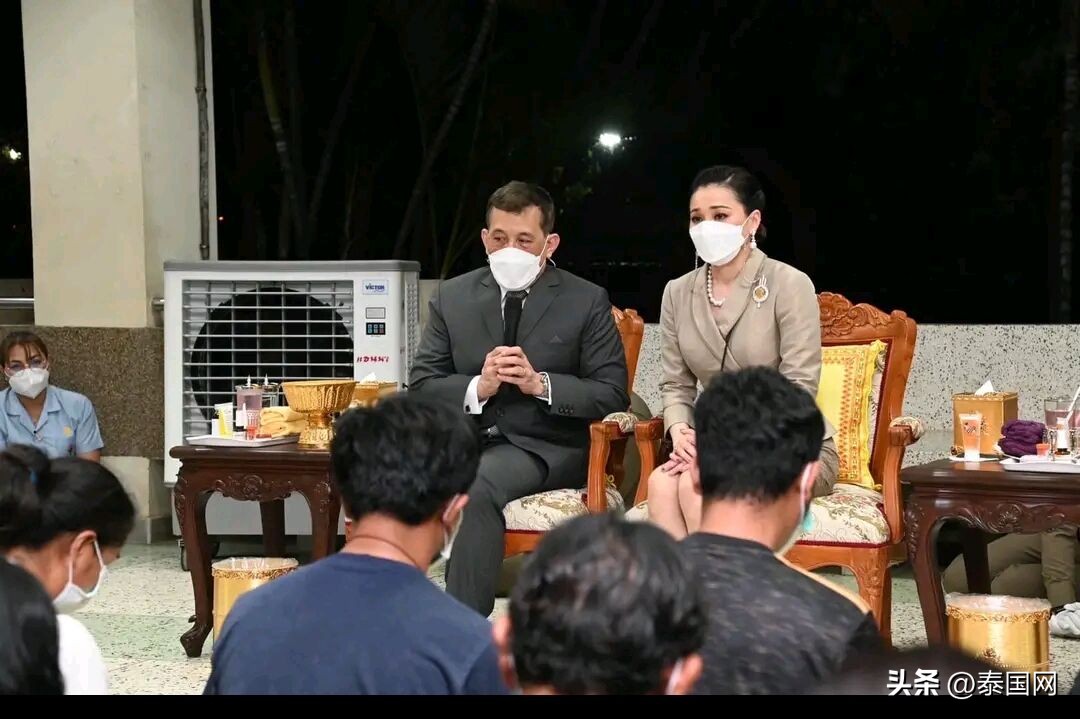 泰国国王王后慰问枪击案家属视频,泰国国王枪杀事件