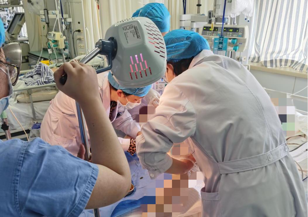 产妇大出血近8000医护抢救7小时,产妇大出血医护营救力保母子平安