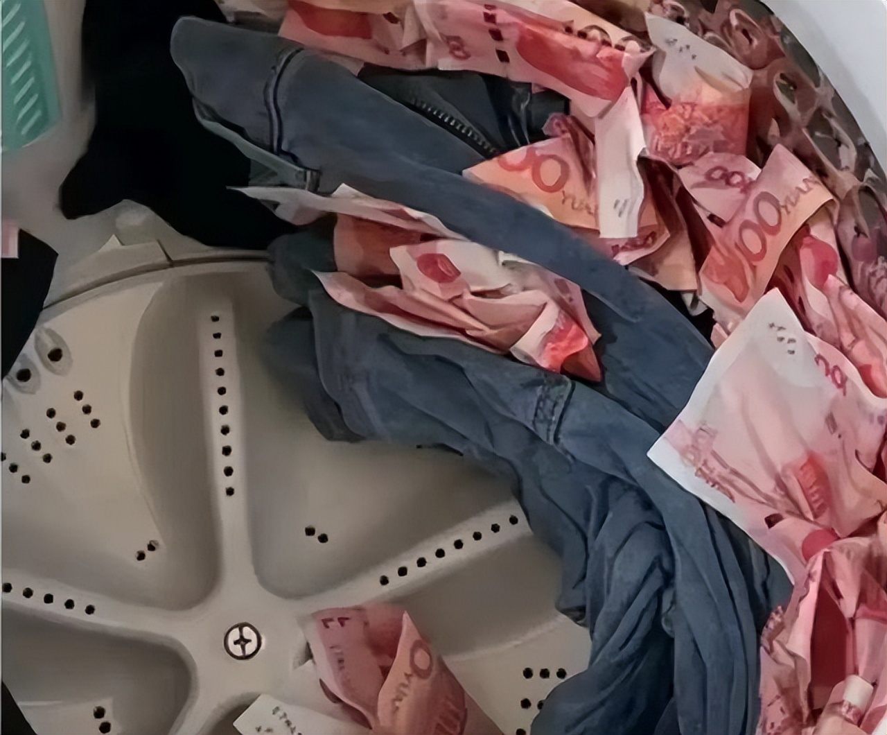 女子无意间发现丈夫9800元私房钱,温州女子家中发现一笔神秘现金