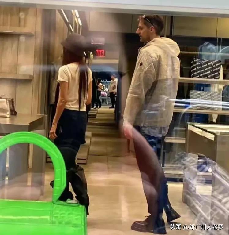 73岁的王薇薇带小男友逛商场 (73岁王薇薇和女儿出街)