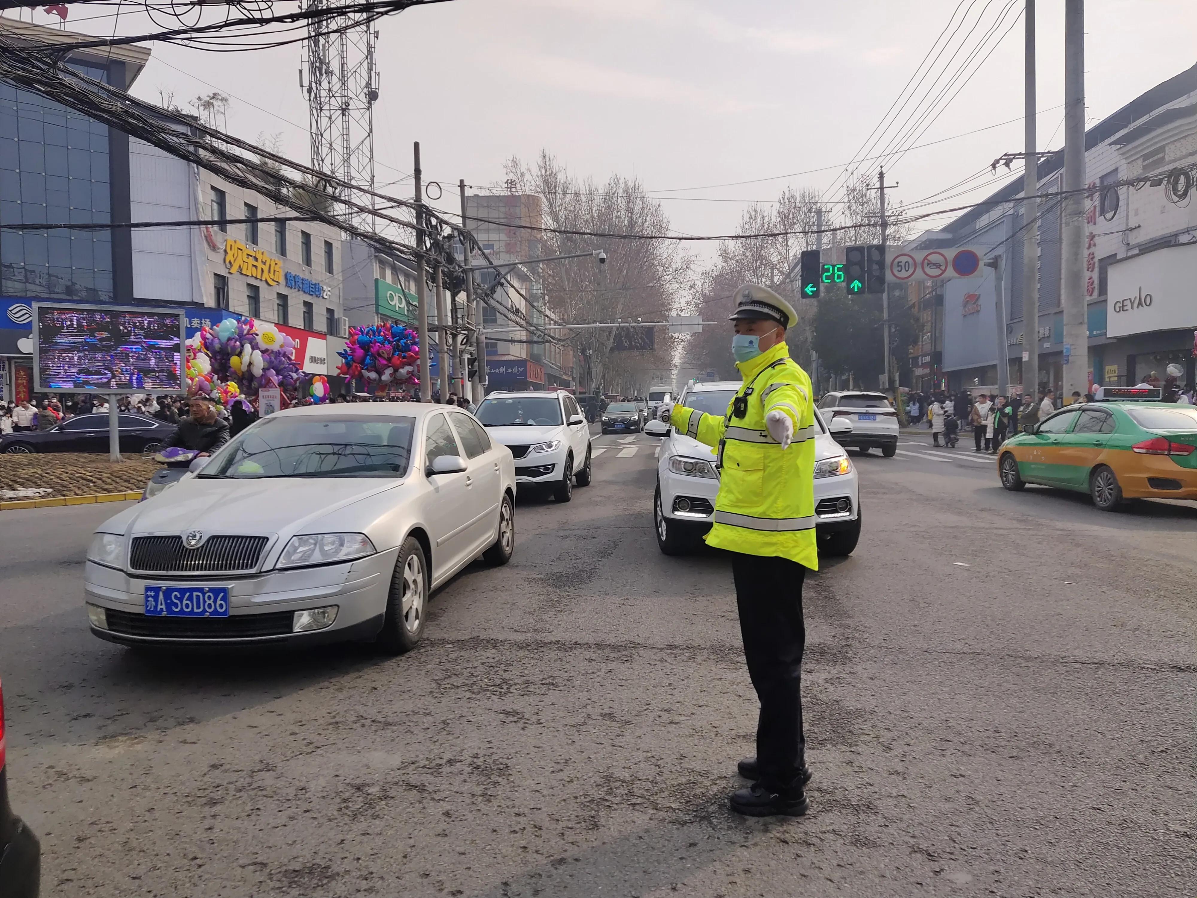 公安春节不打烊民警在岗保平安,县交警圆满完成春节安保任务