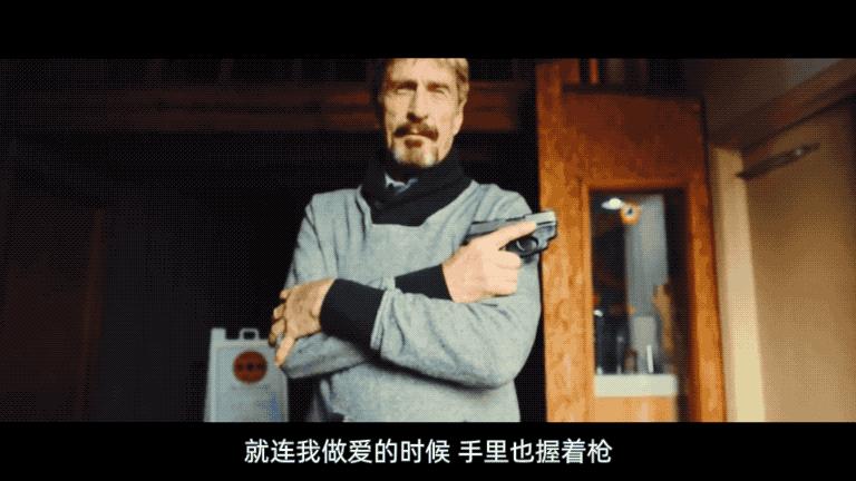 为了拍出这部荒谬的纪录片，他们陪着通缉犯一起逃亡