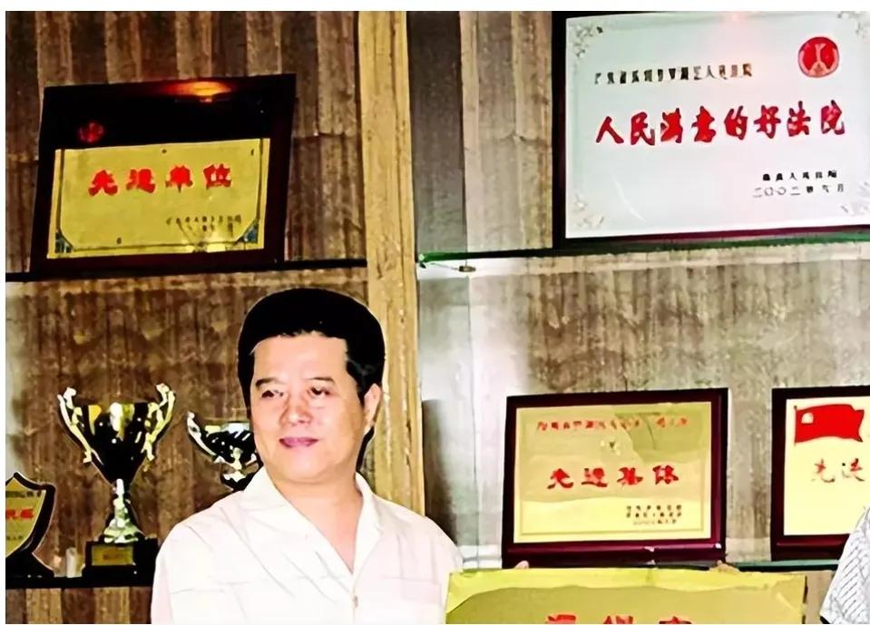 深圳色贪覆灭记：敛财3000万，睡美女律师，长期霸占5名女法官