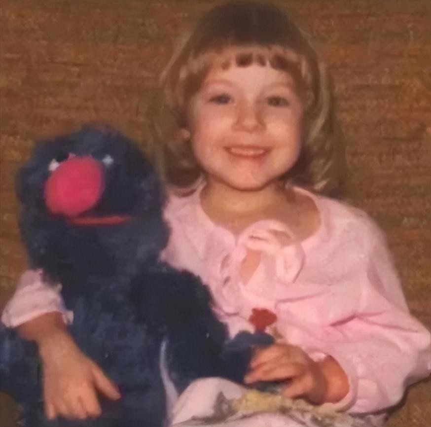 涓栫晫绗竴鑸炲绌跨传鑹茬殑瑁欏瓙,涓栫晫绗竴鑸炲鎯婅壋鍏ㄥ満鍥炴斁