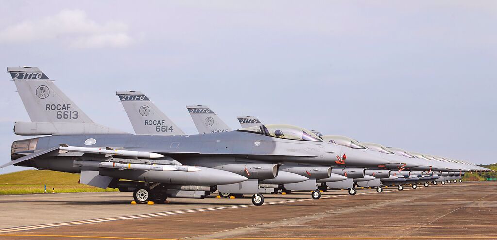 美国延迟交付F16V战机,释放信号放弃台岛?郭正亮:节点很有玄机