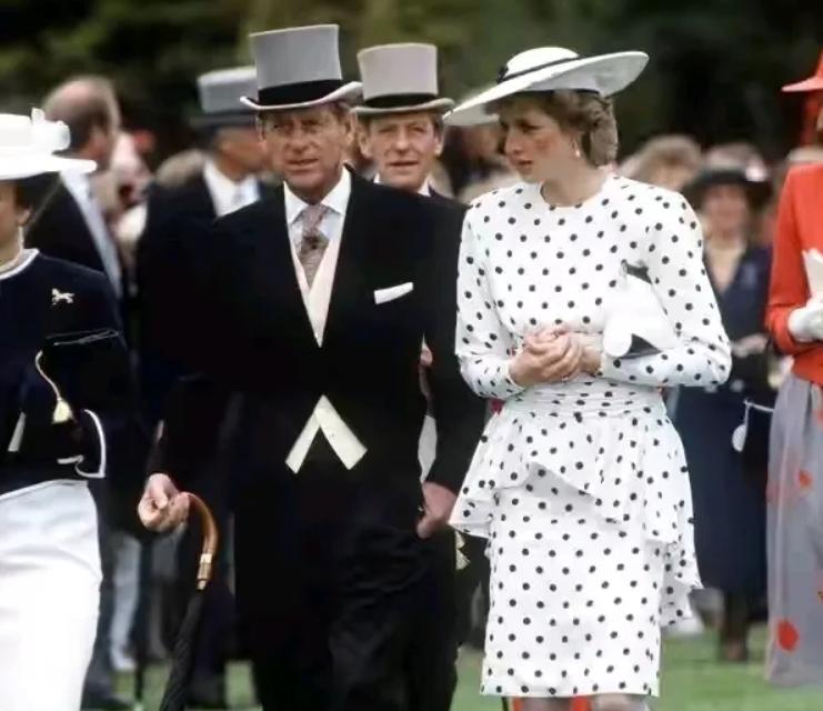 查尔斯怀念菲利普亲王,英国国王查尔斯悼念父亲