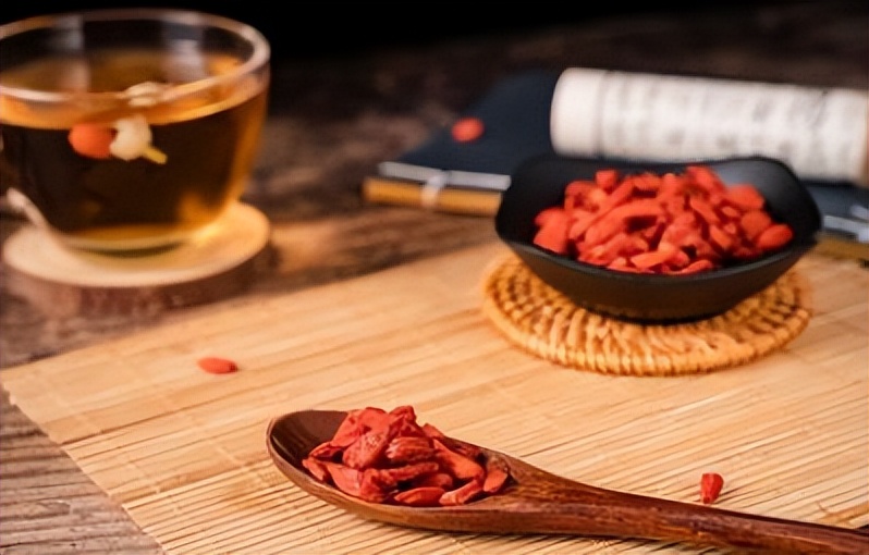 男人喝枸杞水能降血糖吗,长期用枸杞泡水喝是养肾还是伤肾