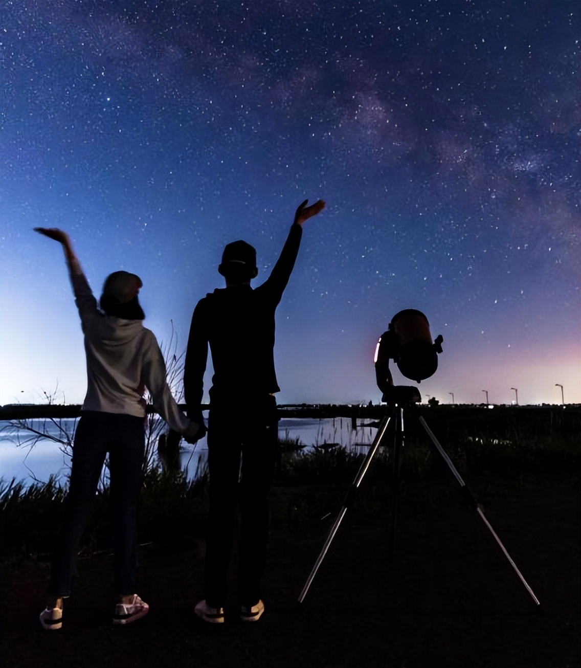 恭喜！央视主持王嘉宁官宣结婚，超大钻戒瞩目，被誉为董卿接班人