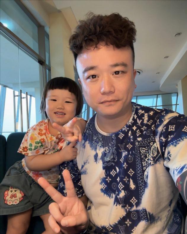 我，32岁奶爸，独自在非洲带娃创业，为了孩子安全，每天带俩警察