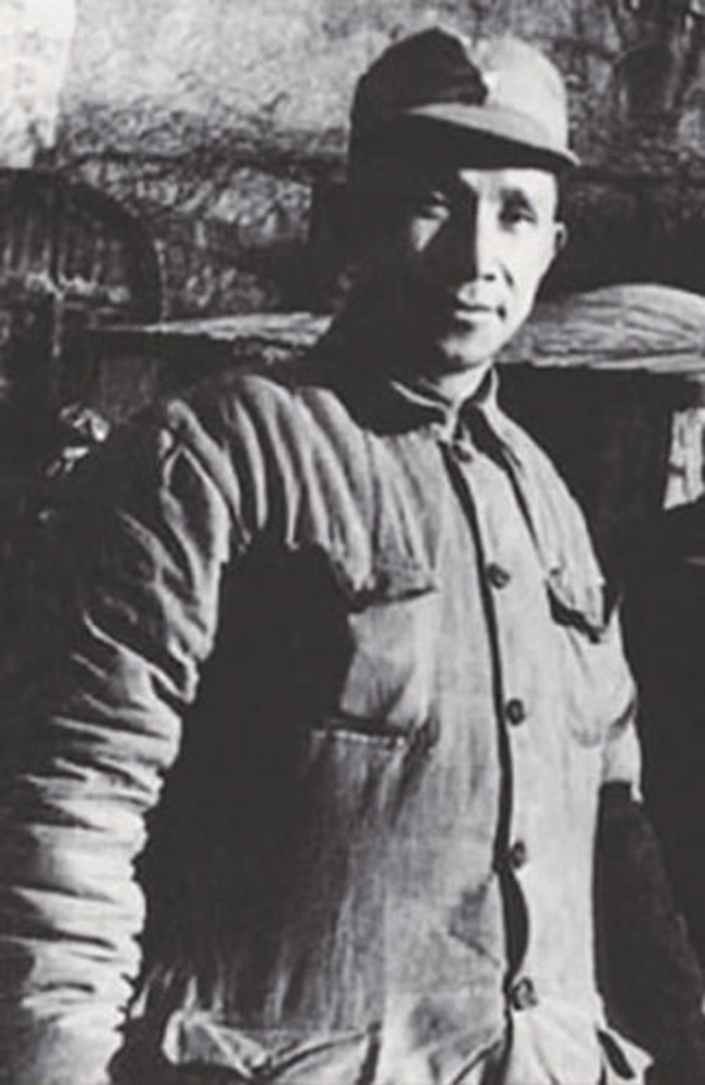 伪军中将给粟裕送了盒烟，粟裕发现不对大喊：部队集合，电台关闭