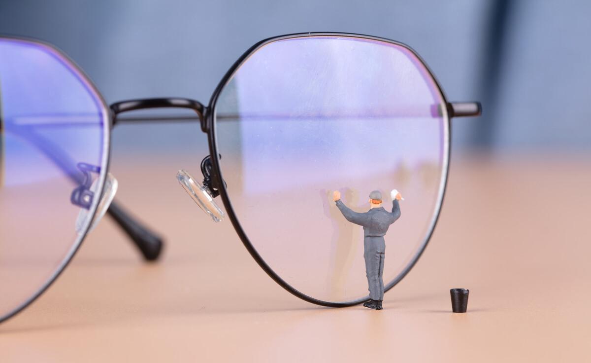 如果眼镜镜片有刮痕了怎么办,眼镜镜片有刮痕怎么办