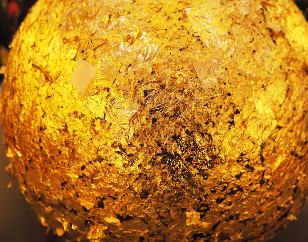 食物放金箔违法吗,金箔纸食用过多会不会金属中毒