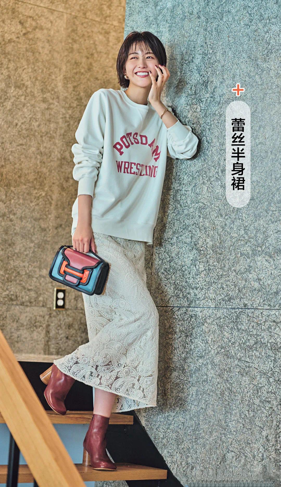 穿搭衬衫半裙这么穿时髦又减龄,连帽卫衣配裙子是开春最美搭配