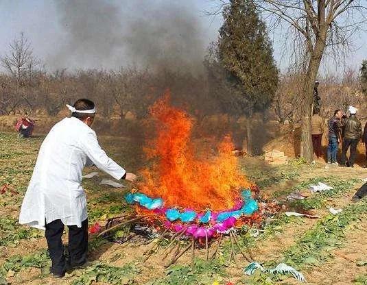 人去世后为什么要把衣服烧掉,人死后衣物为何要烧掉