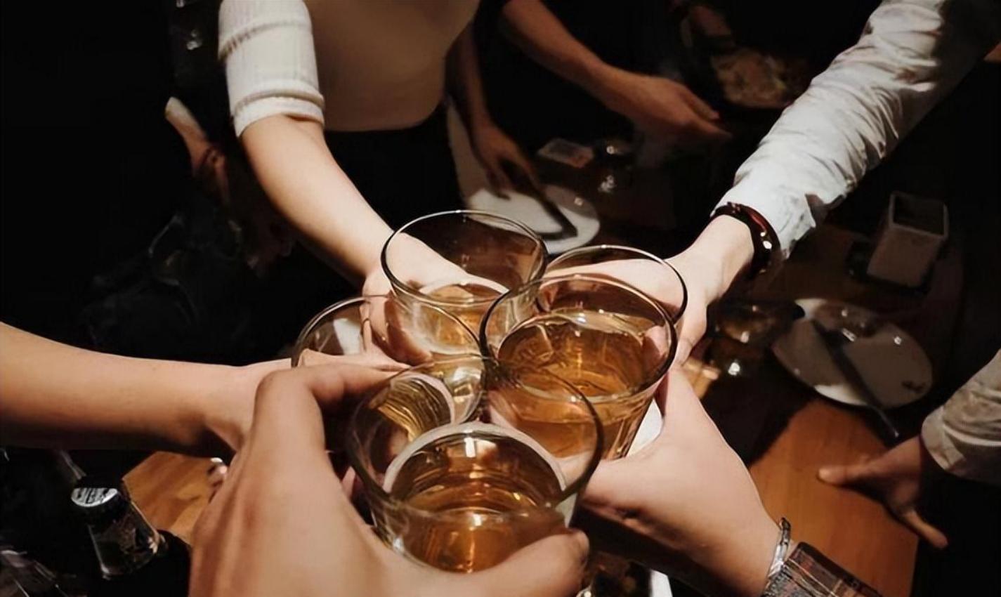 上海富家女奢靡生活曝光,桥洞流浪女的真实生活