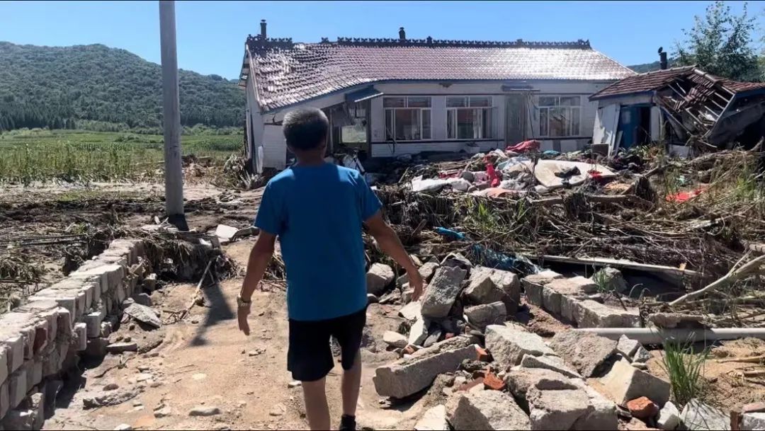 洪水退去，等待生活重启的农村老人