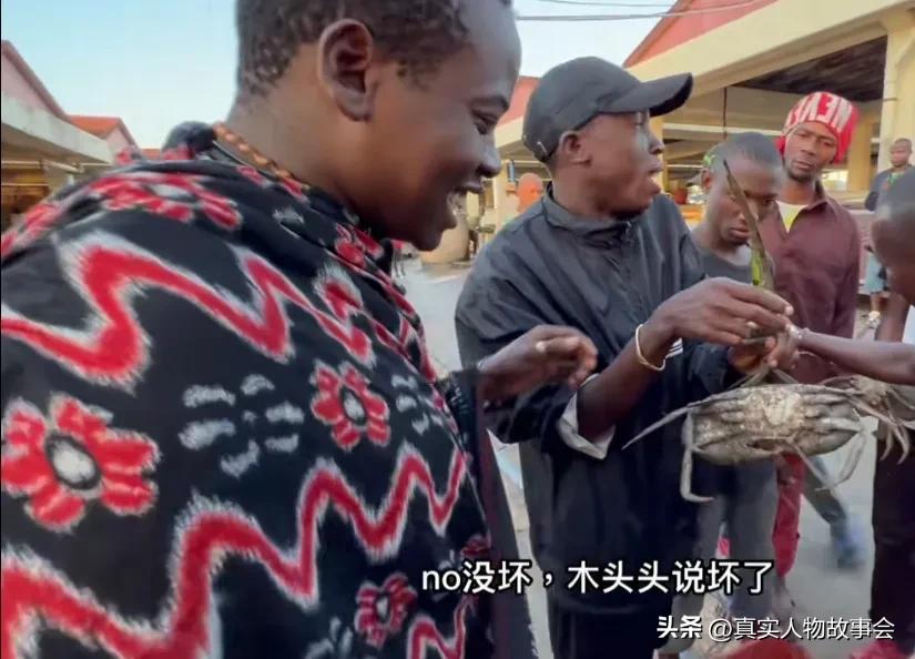 95后山东小伙勇闯非洲4年，请马赛人当保镖，发现非洲海鲜很便宜