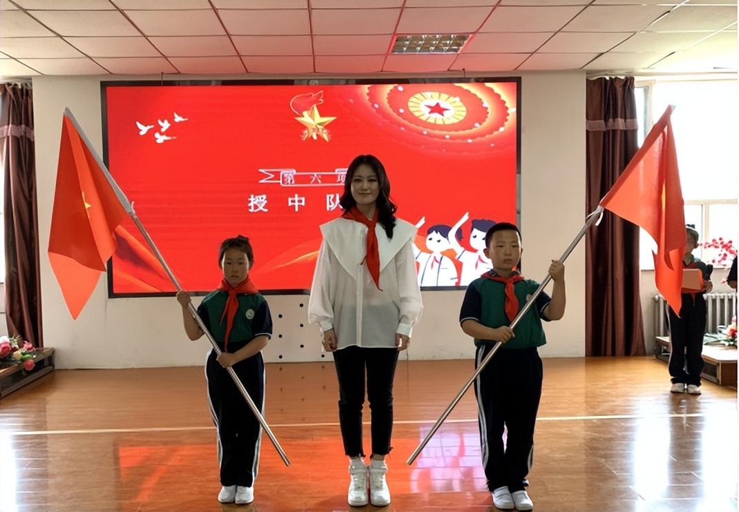齐云路小学一年级入队仪式,凤泉区耿庄小学新队员入队仪式