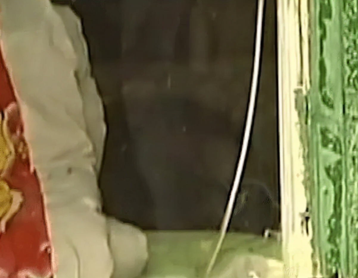 女孩被哥哥打两巴掌装瘫痪20年,女子被嫂子打两巴掌装病卧床20年