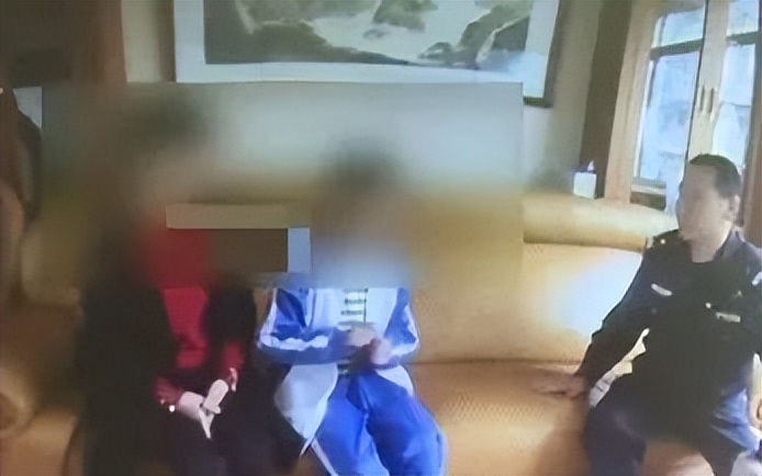 小孩一边上厕所一边补寒假作业,小孩寒假作业没写完连夜补作业