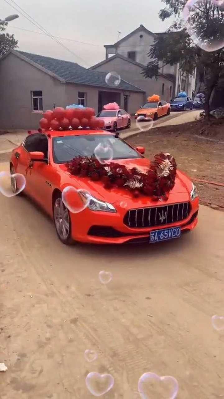 30岁小伙开30辆挖掘机,河南小伙结婚18台挖掘机