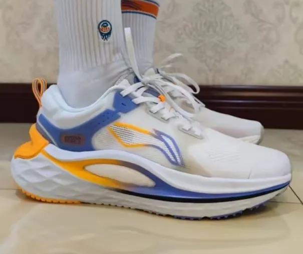 扁平足适合李宁烈骏6代吗,李宁超轻19和烈骏6哪个好