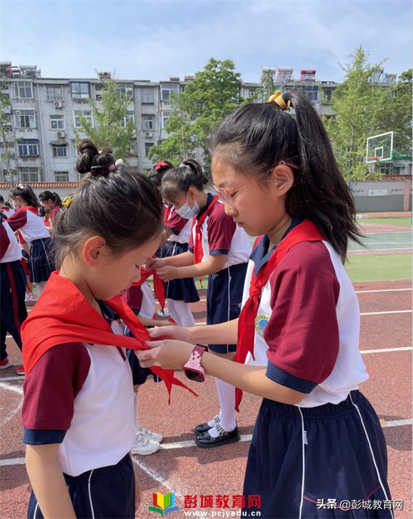 徐州市湖滨中心小学新队员入队暨一星章颁章仪式