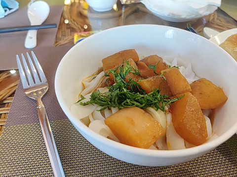 飞雪迎春山花烂漫,飞雪迎春绽玉蕊