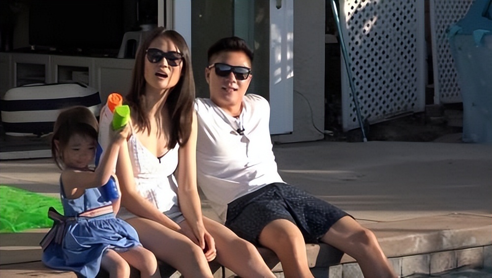 “只讲英文”李安琪：嫁*小鹏李**13年，从不说中文，哪来的优越感？