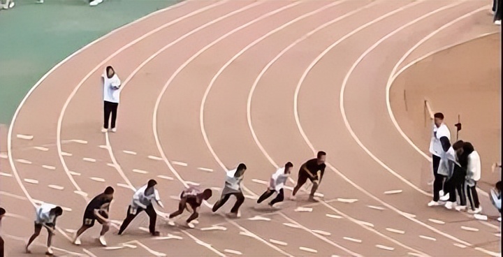 地铁上看到女朋友怎么办,地铁上怎么提醒女朋友