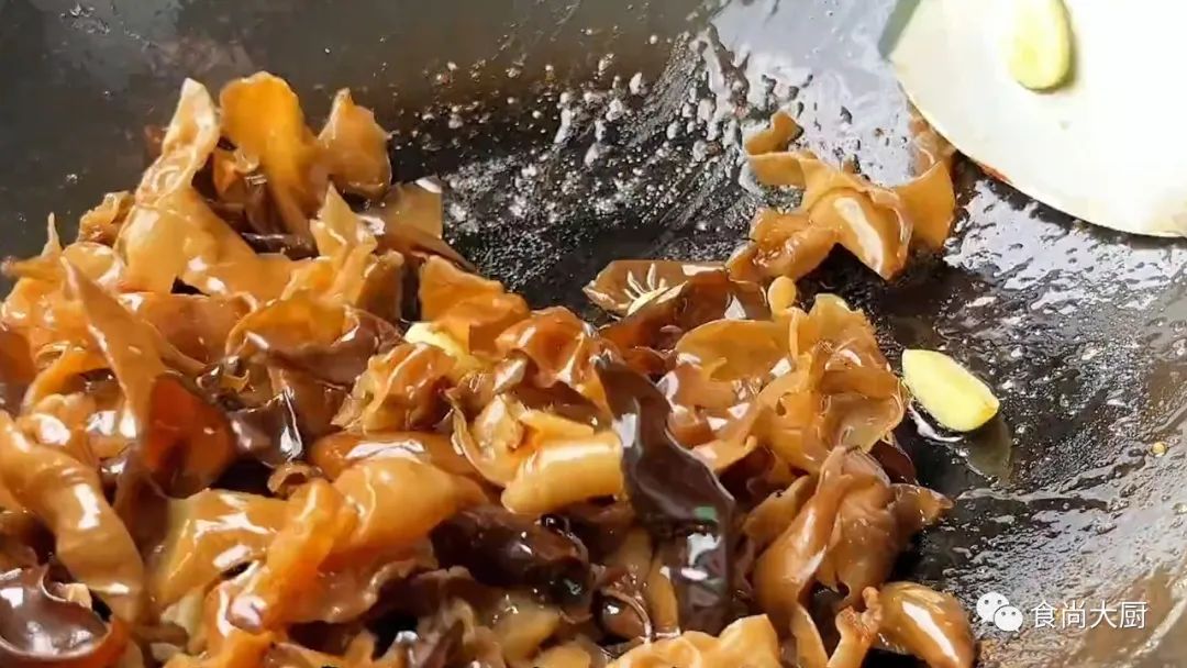 黑木耳是养颜美容之佳品,木耳最佳配菜抗衰老